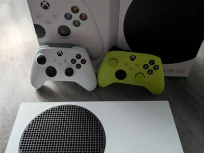 Xbox Series S с 2 геймпадами и коробкой