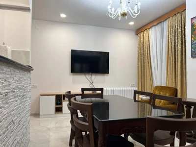 2-комнатная, Аллея Героев, 65 м², $800