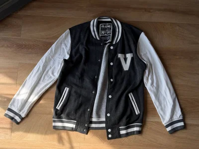 Куртка в стиле varsity