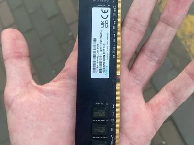 планка оперативной памяти DDR4 объемом 16 ГБ (1x16GB) с частотой 3200 МГц.
