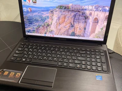 Ноутбук Lenovo с зарядным устройством и мышкой
