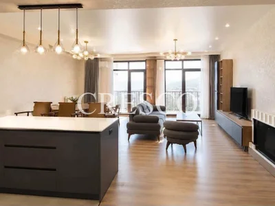 3 спальни | 180м² | 11/14 этаж $2500 Просторная квартира с панорамными окнами и видом на Тбилиси — для тех, кто ценит комфорт и современный стиль , Большая гостиная с мягкой мебелью и камином , Объединённая кухня с островом и современной техникой , Просторная обеденная зона для семейных ужинов и приёма гостей , Три спальни с продуманной мебелью и системами хранения , Современные ванные комнаты , Панорамные окна и балкон с красивым видом на город , Светлый интерьер, качественная отделка и много пространства Освобождается 31 октября Тбилиси Ваке до2500 Для получения дополнительной информации по этому лоту свяжитесь с нашим экспертом по аренде недвижимости @CrescoTbilisiAgency