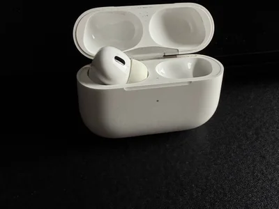AirPods Pro 2 комплект (левый наушник и кейс)