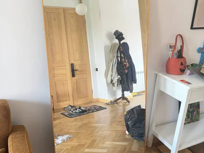 Зеркало с оправой на металлической ножке