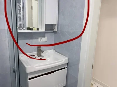 Унитаз и полочка над раковиной