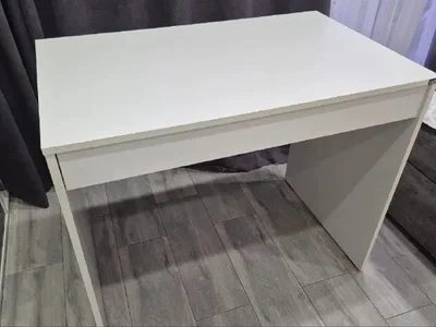 Минималистичный белый письменный стол