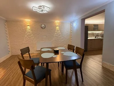 8 room Private House For Sale