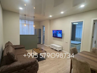 3-комнатная квартира с 2 спальнями, 60 м², $750