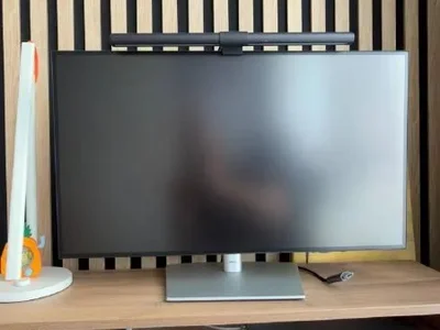 Монитор Dell UltraSharp U2724D 27″ с лампой и кабелем