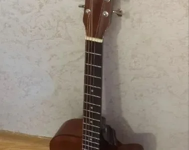 Колонка SVEN PS-650 и акустическая гитара