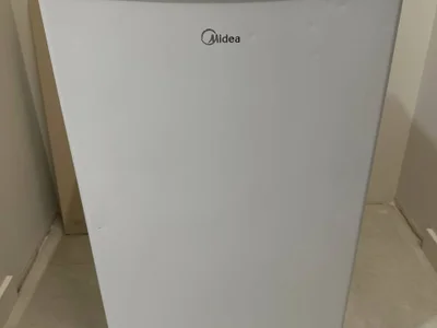 холодильник Midea в очень хорошем состоянии, морозилка, свет - всё есть.
