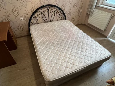 Кровать + матрас, размер 150 на 200, высота кровати 22, с матрасом 39. Кровать очень прочная с металлическим изголовьем, а матрас ортопедический с металлическими пружинами.