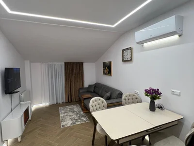 3-комнатная квартира с 2 спальнями, $600