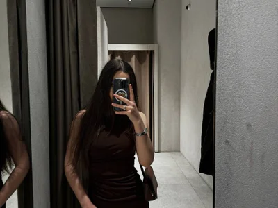 Мини-платье Zara с драпировкой, острым вырезом и потайной молнией на спине, размер XS