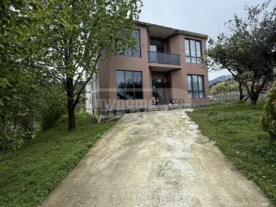 Дом 5 комнат, 4 спальни, с двором
