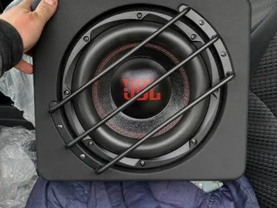 Сабвуфер с встроенным усилителем JBL