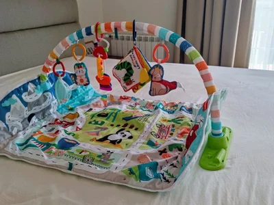 Развивающий коврик Fisher Price с игрушками