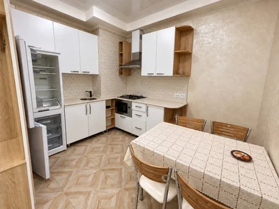3-комнатная квартира, 64 м², $700