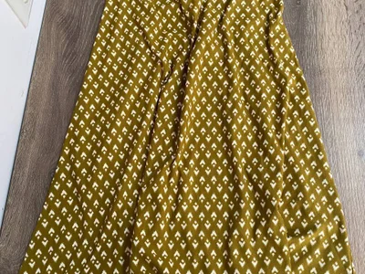 Платье MANGO горчичного цвета S