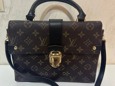 Сумка бренда Louis Vuitton б/у
