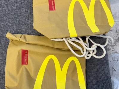 Две парные сумки через плечо McDonald's