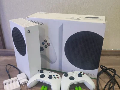 Xbox Series S 512 GB + 2 геймпада