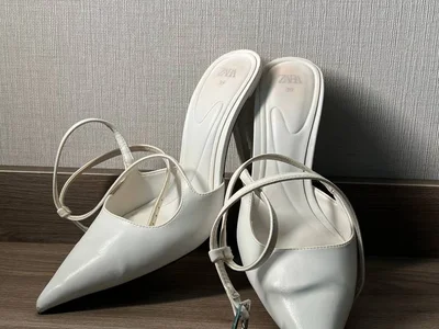 Белые туфли Zara с ремешками