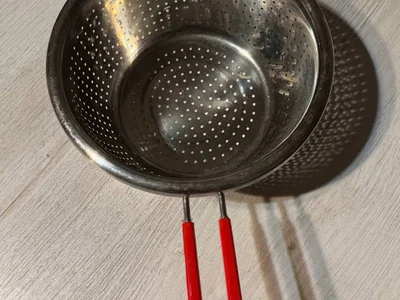 Металлический дуршлаг
