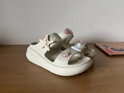 Женские шлепки Crocs