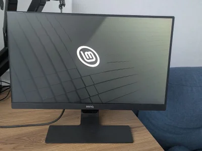 Набор: 2 монитора BenQ и AOC с кронштейном