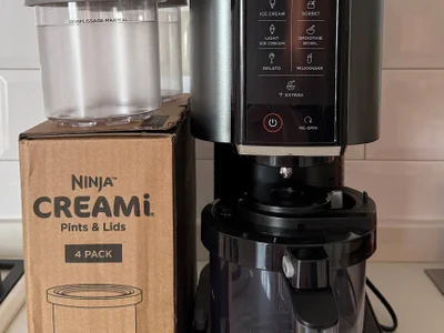 Мороженица Ninja Creami с дополнительным набором пинт
