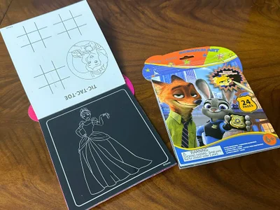 Игрушки и блокнот для рисования