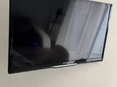 Телевизор Philips 32 дюйма с кронштейном