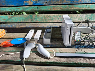 Nintendo Wii с аксессуарами на запчасти/восстановление