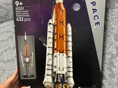 Lego конструктор NASA Artemis Space Launch System