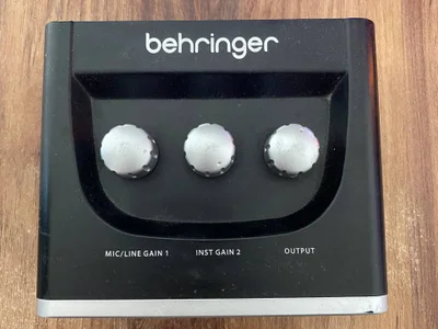 Звуковая карта Behringer UM2
