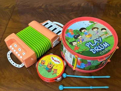 Игрушки, барабан, гармошка и бубен