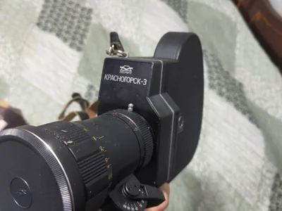 Зеркальный фотоаппарат с объективом и комплектом