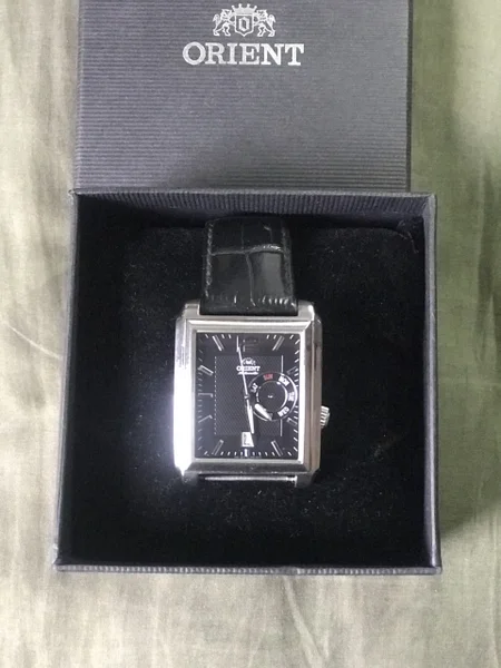 Оригинальные часы Orient Automatic. Потеряна одна половина оригинального ремешка, сохранилась часть с оригинальной застёжкой. Состояние отличное. В комплекте: оригинальная коробка, подушка, фирменная бирка, руководство по эксплуатации и гарантийный талон Orient.