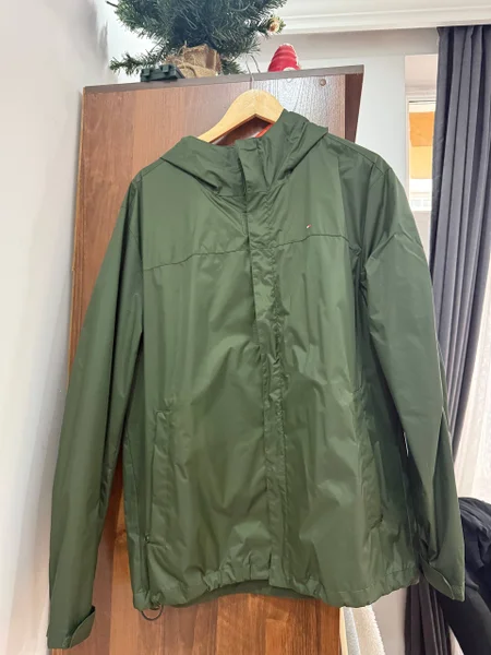 **Продам куртку-ветровку Tommy Hilfiger**