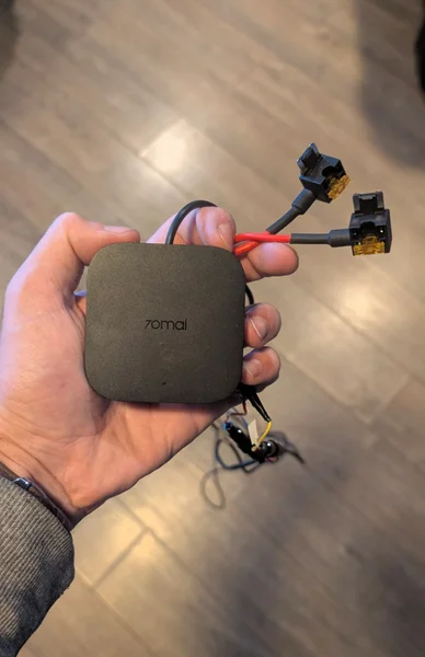 блок питания видеорегистратора 70mai, так называемый hardware kit, для подключения камеры в блок предохранителей. Уже готов и спаян, нужно просто подключить.
