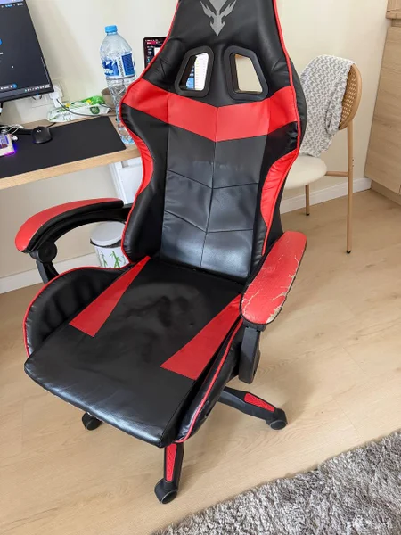 Красное игровое кресло
