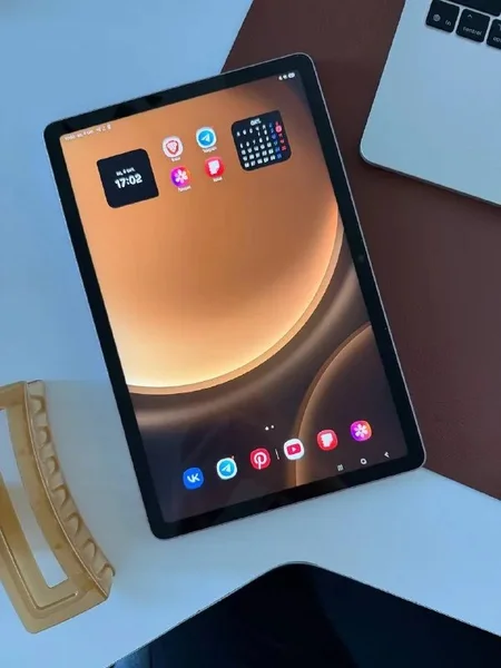 Планшет Samsung Tab S9 FE с чехлом и стилусом