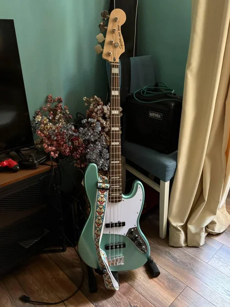 Бас-гитара Squier
