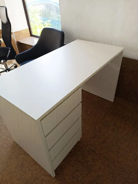 Поворотное кресло из кожи с подставкой для ног