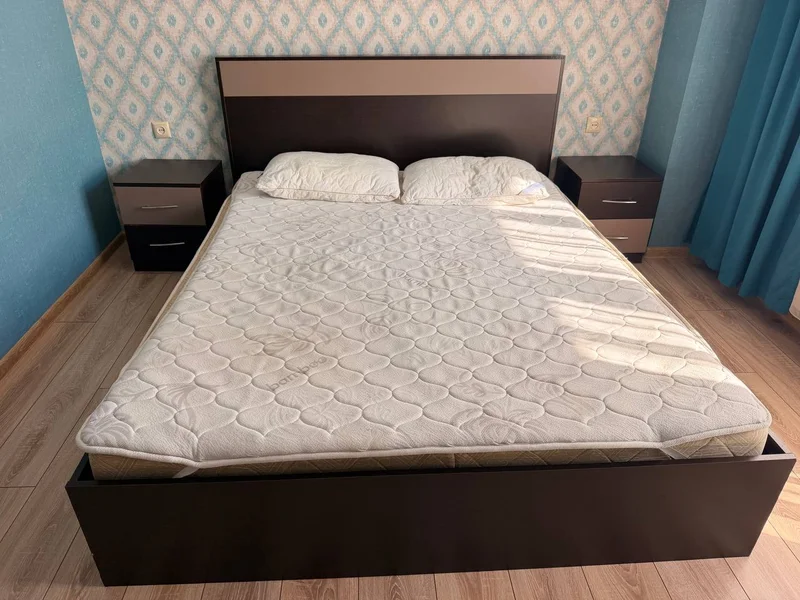 Кровать 160x200 с двумя тумбами, матрасом и трельяжем