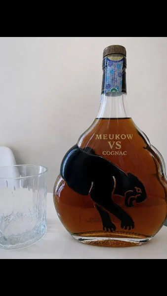 Французский коньяк Meukow VS с бокалом