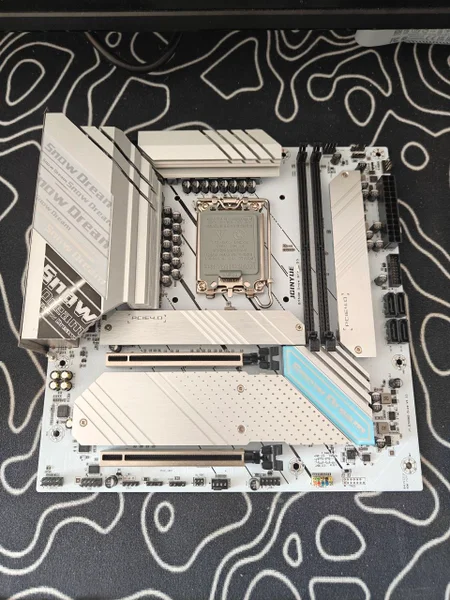Материнская плата JGINYUE B760m Snow Dream D5, сокет LGA1700, как новая, 14+1+1 фаз питания, 2 слота PCI-e x16, 4 слота m.2, слот WiFi, поддерживает aRGB. В комплекте только коробка.