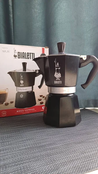 Гейзерная кофеварка Bialetti Moka Express 6 чашек