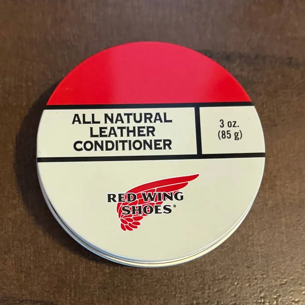 натуральный кондиционер для кожаной обуви Red Wing из сосновой смолы, норкового жира, пчелиного воска. Оригинал, не использовался, заказывался вместе с парой обуви которая мне не подошла.